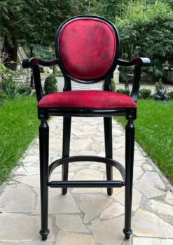 Casa Padrino Barock Barstuhl mit Armlehnen Bordeauxrot / Schwarz - Prunkvoller Barockstil Massivholz Barhocker mit edlem Samtstoff - Barock Bar Möbel