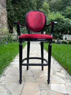Casa Padrino Barock Barstuhl mit Armlehnen Bordeauxrot / Schwarz - Prunkvoller Barockstil Massivholz Barhocker mit edlem Samtstoff - Barock Bar Möbel