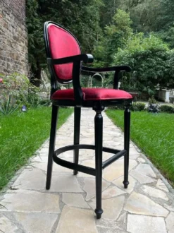Casa Padrino Barock Barstuhl mit Armlehnen Bordeauxrot / Schwarz - Prunkvoller Barockstil Massivholz Barhocker mit edlem Samtstoff - Barock Bar Möbel