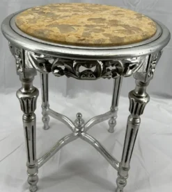 Casa Padrino Barock Beistelltisch Silber / Creme - Handgefertigter Antik Stil Massivholz Tisch mit Marmorplatte - Wohnzimmer Möbel im Barockstil - Antik Stil Möbel - Barock Einrichtung - Barock Möbel
