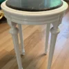 Casa Padrino Barock Beistelltisch Weiß / Schwarz - Handgefertigter Antik Stil Tisch mit Marmorplatte - Antik Stil Möbel - Wohnzimmer Möbel im Barockstil - Barock Möbel