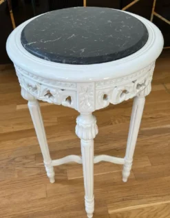 Casa Padrino Barock Beistelltisch Weiß / Schwarz - Handgefertigter Antik Stil Massivholz Tisch mit Marmorplatte - Wohnzimmer Möbel im Barockstil - Antik Stil Möbel - Barock Möbel