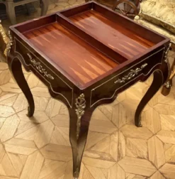 Casa Padrino Barock Beistelltisch mit Schach & Backgammon Spielfläche Dunkelbraun / Braun / Messing 60 x 60 x H. 71 cm - Antik Stil Möbel - Barock Möbel - Edel & Prunkvoll