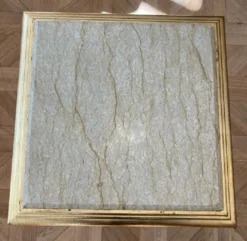 Casa Padrino Barock Beistelltisch Gold / Grau - Quadratischer Antik Stil Tisch mit Marmorplatte - Wohnzimmer Möbel im Barockstil - Antik Stil Möbel - Barock Möbel