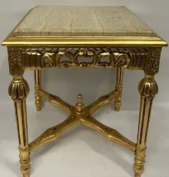 Casa Padrino Barock Beistelltisch Gold / Beige - Quadratischer Antik Stil Massivholz Tisch mit Marmorplatte - Wohnzimmer Möbel im Barockstil - Antik Stil Möbel - Barock Möbel
