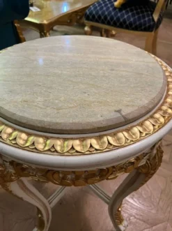 Casa Padrino Barock Beistelltisch Weiß / Gold / Creme - Handgefertigter Antik Stil Massivholz Tisch mit Marmorplatte - Wohnzimmer Möbel im Barockstil - Antik Stil Möbel - Barock Möbel
