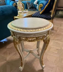 Casa Padrino Barock Beistelltisch Weiß / Gold / Creme - Handgefertigter Antik Stil Massivholz Tisch mit Marmorplatte - Wohnzimmer Möbel im Barockstil - Antik Stil Möbel - Barock Möbel