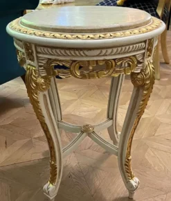 Casa Padrino Barock Beistelltisch Weiß / Gold / Creme - Handgefertigter Antik Stil Massivholz Tisch mit Marmorplatte - Wohnzimmer Möbel im Barockstil - Antik Stil Möbel - Barock Möbel