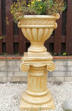 Casa Padrino Barock Blumentopf mit Säule Beige Ø 48 x H. 99 cm - Prunkvoller Pflanzentopf mit Gartensäule im Barockstil - Barock Garten Deko Accessoires