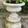 Casa Padrino Barock Blumentopf mit Sockel Weiß Ø 55 x H. 73 cm - Prunkvoller Pflanzentopf mit rundem Sockel im Barockstil - Barock Garten Deko Accessoires