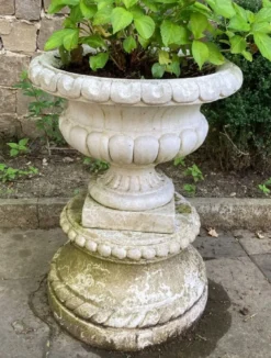 Casa Padrino Barock Blumentopf mit Sockel Weiß Ø 55 x H. 73 cm - Prunkvoller Pflanzentopf mit rundem Sockel im Barockstil - Barock Garten Deko Accessoires