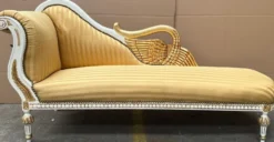 Casa Padrino Barock Chaiselongue Linke Seite Gold / Weiß / Gold - Handgefertigte Massivholz Recamiere mit Streifen - Barock Wohnzimmer Möbel - Edel & Prunkvoll