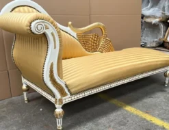 Casa Padrino Barock Chaiselongue Linke Seite Gold / Weiß / Gold - Handgefertigte Massivholz Recamiere mit Streifen - Barock Wohnzimmer Möbel - Edel & Prunkvoll