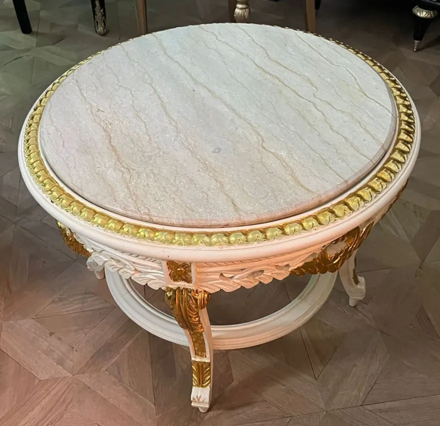 Casa Padrino Barock Couchtisch mit Marmorplatte Weiß / Gold / Creme - Runder Massivholz Wohnzimmertisch im Barockstil - Barockstil Wohnzimmer Möbel - Barock Möbel - Antik Stil Wohnzimmer Möbel