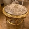 Casa Padrino Barock Couchtisch mit Marmorplatte Gold / Grau - Runder Massivholz Wohnzimmertisch im Barockstil - Barockstil Wohnzimmer Möbel - Barock Möbel - Antik Stil Wohnzimmer Möbel