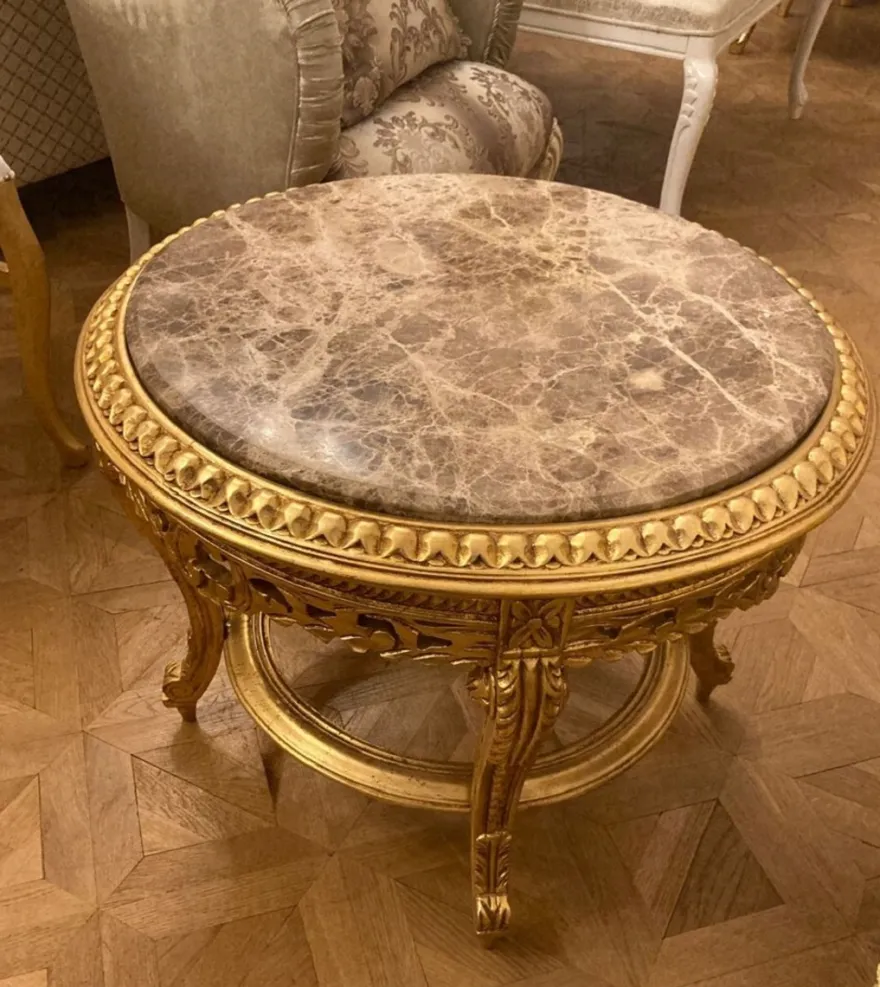 Casa Padrino Barock Couchtisch mit Marmorplatte Gold / Grau - Runder Massivholz Wohnzimmertisch im Barockstil - Barockstil Wohnzimmer Möbel - Barock Möbel - Antik Stil Wohnzimmer Möbel
