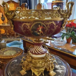 Casa Padrino Barock Deko Schale Bordeauxrot / Mehrfarbig / Weiß / Gold Ø 60 x H. 53 cm - Prunkvolle Porzellan Schüssel mit elegantem Design - Barock Deko Accessoires