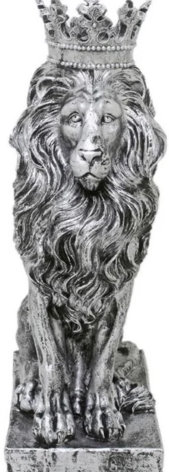 Casa Padrino Barock Deko Skulptur Löwe mit Krone Silber 25 x H. 75 cm - Prunkvolle Kunstharz Dekofigur - Barock Wohnzimmer Deko Accessoires