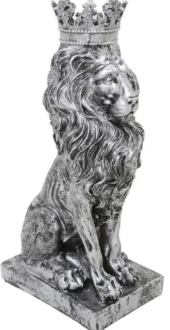 Casa Padrino Barock Deko Skulptur Löwe mit Krone Silber 25 x H. 75 cm - Prunkvolle Kunstharz Dekofigur - Barock Wohnzimmer Deko Accessoires