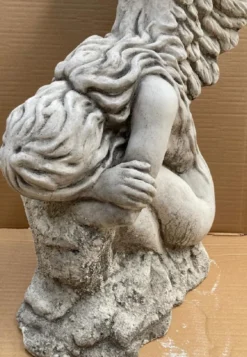 Casa Padrino Barock Deko Skulptur Frau mit Flügel Weiß / Grau 56 x 63 x H. 110 cm - Garten Deko Stein Figur - Barock Garten & Terrassen Deko Accessoires