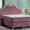 Casa Padrino Barock Doppelbett Rosa / Weiß / Antik Gold - Prunkvolles Samt Bett mit Glitzersteinen und Matratze - Schlafzimmer Set im Barockstil