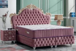 Casa Padrino Barock Doppelbett Rosa / Weiß / Antik Gold - Prunkvolles Samt Bett mit Glitzersteinen und Matratze - Schlafzimmer Set im Barockstil