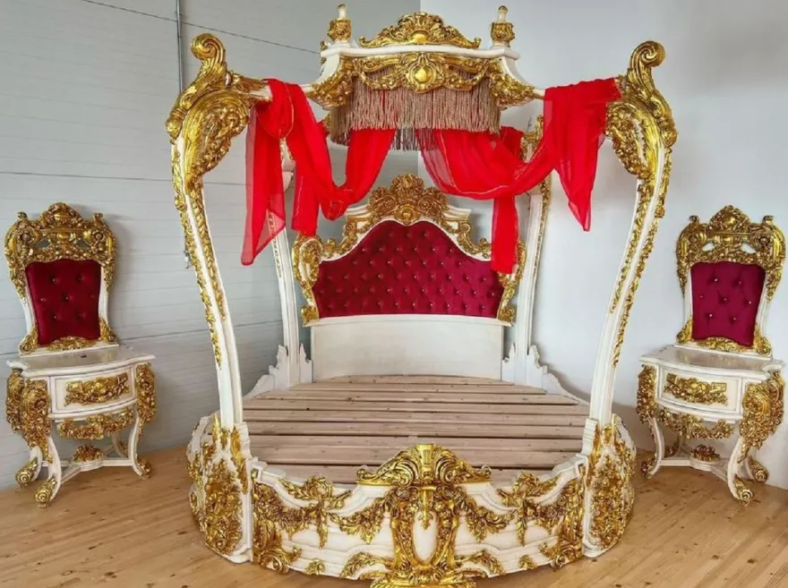 Casa Padrino Barock Doppelbett Weiß / Gold / Bordeauxrot - Prunkvolles Massivholz Bett - Schlafzimmer Möbel im Barockstil - Barock Schlafzimmer Möbel - Edel & Prunkvoll