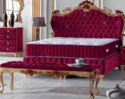Casa Padrino Barock Doppelbett Bordeauxrot / Gold - Prunkvolles Samt Bett mit Glitzersteinen und Matratze - Komplett Set