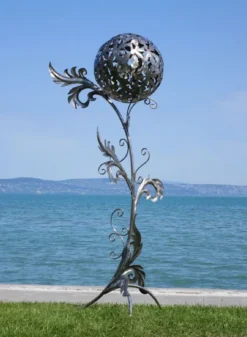 Casa Padrino Barock Edelstahl Garten Skulptur Säule mit Kugel Silber 85 x 82 x H. 200 cm - Handgefertigte Wetterbeständige Garten Dekoration