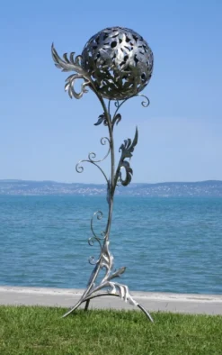 Casa Padrino Barock Edelstahl Garten Skulptur Säule mit Kugel Silber 85 x 82 x H. 200 cm - Handgefertigte Wetterbeständige Garten Dekoration
