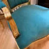 Casa Padrino Barock Esszimmer Stuhl mit Armlehnen Türkis / Gold - Handgefertigter Antik Stil Massivholz Stuhl mit edlem Samtstoff - Esszimmer Möbel im Barockstil - Barock Möbel