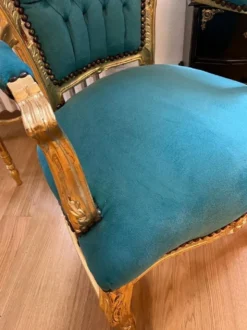Casa Padrino Barock Esszimmer Stuhl mit Armlehnen Türkis / Gold - Handgefertigter Antik Stil Massivholz Stuhl mit edlem Samtstoff - Esszimmer Möbel im Barockstil - Barock Möbel