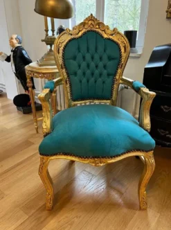 Casa Padrino Barock Esszimmer Stuhl mit Armlehnen Türkis / Gold - Handgefertigter Antik Stil Massivholz Stuhl mit edlem Samtstoff - Esszimmer Möbel im Barockstil - Barock Möbel