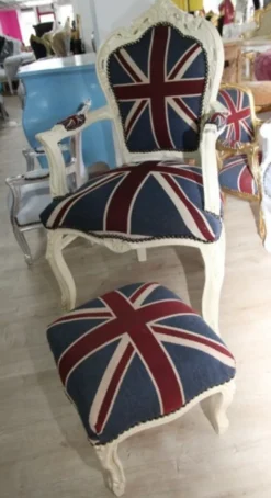 Casa Padrino Barock Esszimmerstuhl mit Armlehnen Union Jack / Creme + dazugehöriger Fußhocker