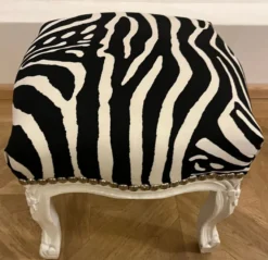 Casa Padrino Barock Fußhocker mit Zebra Design Schwarz / Weiß - Barockstil Hocker - Barock Möbel