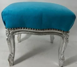 Casa Padrino Barock Fußhocker Hellblau / Silber - Handgefertigter Antik Stil Hocker mit edlem Samtstoff - Wohnzimmer Möbel im Barockstil - Barock Möbel