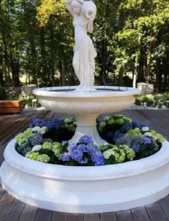 Casa Padrino Barock Garten Deko Springbrunnen Frau mit Krug Weiß Ø 240 x H. 235 cm - Prunkvoller Gartenbrunnen im Barockstil - Stein Brunnen mit Umrandung - Barock Garten Deko Accessoires