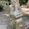 Casa Padrino Barock Garten Deko Skulptur Löwe mit Säule Weiß 42 x 45 x H. 152 cm - Prunkvolle Stein Figur mit Säule - Barock Garten & Terrassen Deko Accessoires