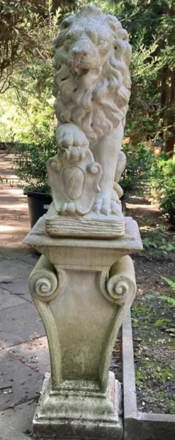 Casa Padrino Barock Garten Deko Skulptur Löwe mit Säule Weiß 42 x 45 x H. 152 cm - Prunkvolle Stein Figur mit Säule - Barock Garten & Terrassen Deko Accessoires