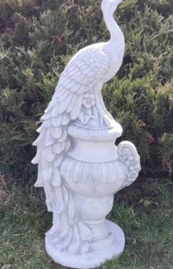 Casa Padrino Barock Garten Deko Skulptur Pfau auf Vase Weiß / Grau H. 82 cm - Prunkvolle Garten Deko Stein Figur - Barock Garten Deko Accessoires - Barock Garten Skulpturen