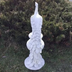 Casa Padrino Barock Garten Deko Skulptur Pfau auf Vase Weiß / Grau H. 82 cm - Prunkvolle Garten Deko Stein Figur - Barock Garten Deko Accessoires - Barock Garten Skulpturen