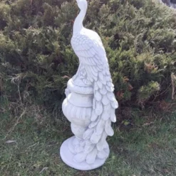 Casa Padrino Barock Garten Deko Skulptur Pfau auf Vase Weiß / Grau H. 82 cm - Prunkvolle Garten Deko Stein Figur - Barock Garten Deko Accessoires - Barock Garten Skulpturen