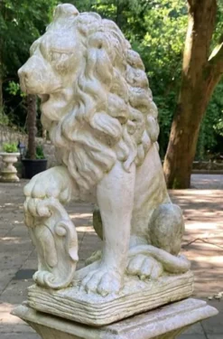 Casa Padrino Barock Garten Deko Skulptur Löwe Weiß 28 x 45 x H. 72 cm - Prunkvolle Garten Deko Figur - Barock Garten & Terrassen Deko Accessoires