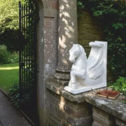Casa Padrino Barock Garten Deko Beton Skulptur Pferd Weiß H. 72 cm - Prunkvolle Barockstil Figur - Barock Garten Deko Accessoires