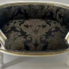 Casa Padrino Barock Hundebett & Katzenbett Schwarz Muster / Weiß / Gold - Handgefertigtes Hunde & Katzen Sofa im Barockstil - Barock Hunde & Katzen Möbel - Barock Tiermöbel