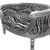 Casa Padrino Barock Hunde & Katzen Sofa im Zebra Design mit silbernem Rahmen, 71,5 x 53 x 41 cm