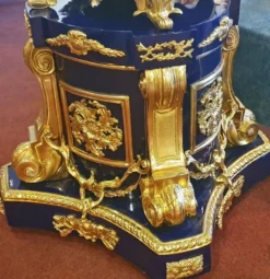 Casa Padrino Barock Keramik Vasen mit Sockel Kobaltblau / Gold 60 x 60 x H. 215 cm - Prunkvolles Deko Set - Hotel & Restaurant Deko Accessoires