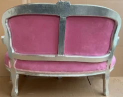 Casa Padrino Barock Kinder Sitzbank mit Glitzersteinen und Armlehnen Rosa / Silber - Prunkvolle Antik Stil Kinderzimmer Bank - Kindermöbel im Barockstil - Barock Kinderzmmer Möbel