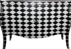 Casa Padrino Barock Kommode Karo Schwarz / Weiß 120 cm - Luxuriöser Schrank mit 2 Türen und Silber Applikationen