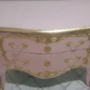 Casa Padrino Barock Kommode mit 2 Schubladen Rosa / Gold - Handgefertigte Massivholz Kommode im Barockstil - Schlafzimmer Möbel im Barockstil - Barock Möbel - Barock Einrichtung - Edel & Prunkvoll